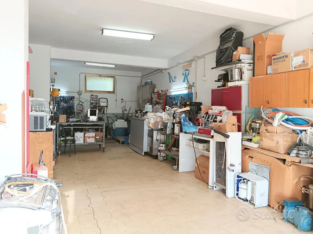 Pesuköök - Warehouse with Double Garage Doors in Villa Rosina