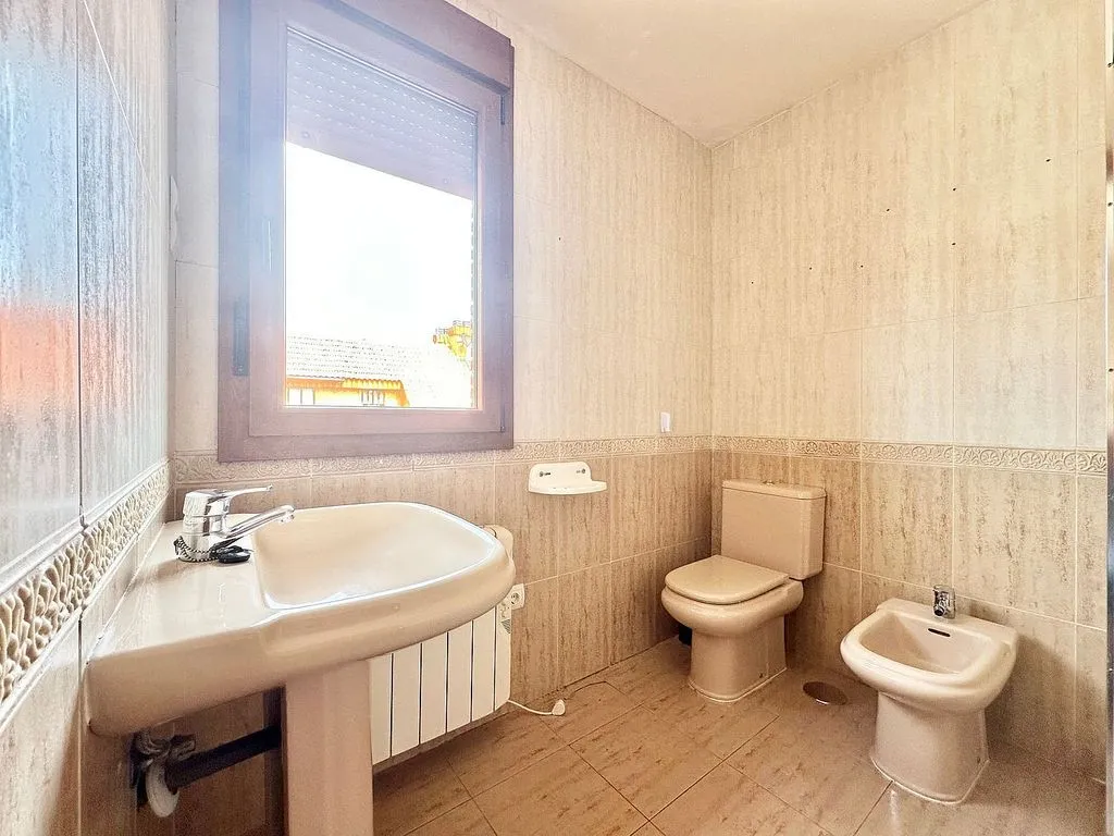Salles de bain - Patio-Backed Chalet in Mejorada del Campo