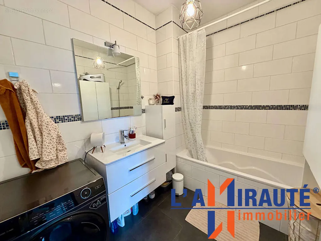 Salles de bain - Appartement Spacieux avec Parking à Sartrouville