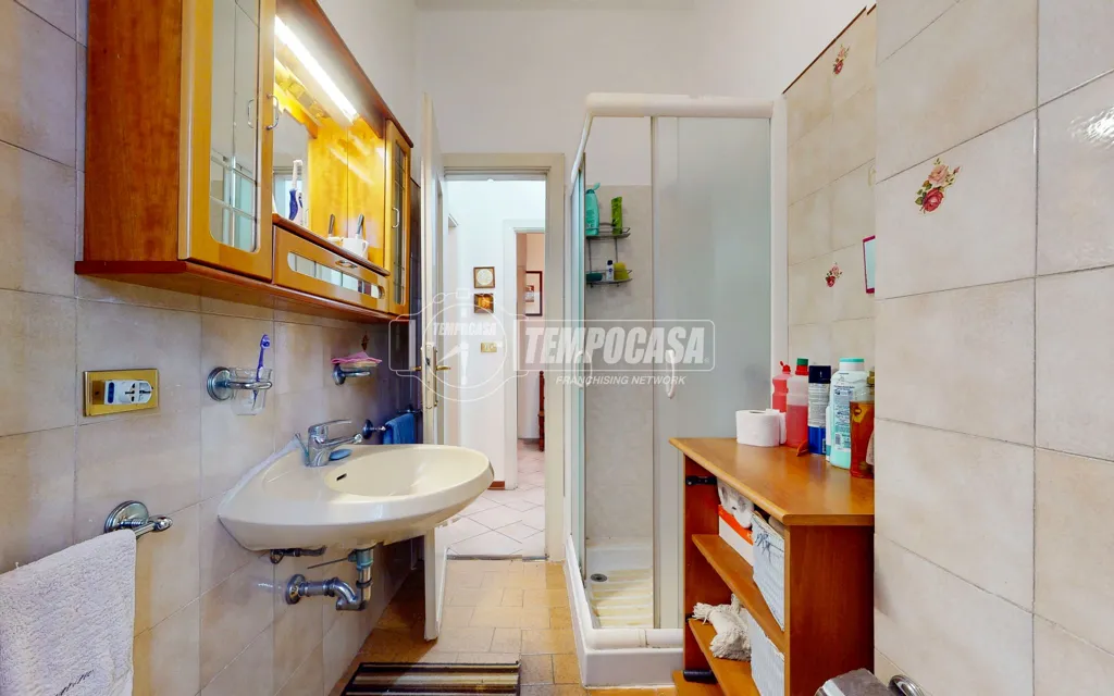 Bathrooms - Trilocale with Lake View in Mantua