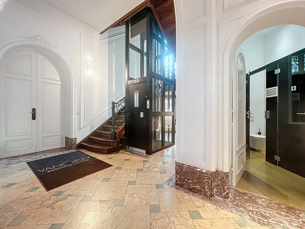Esik - Office Space with High Ceilings in Brussels