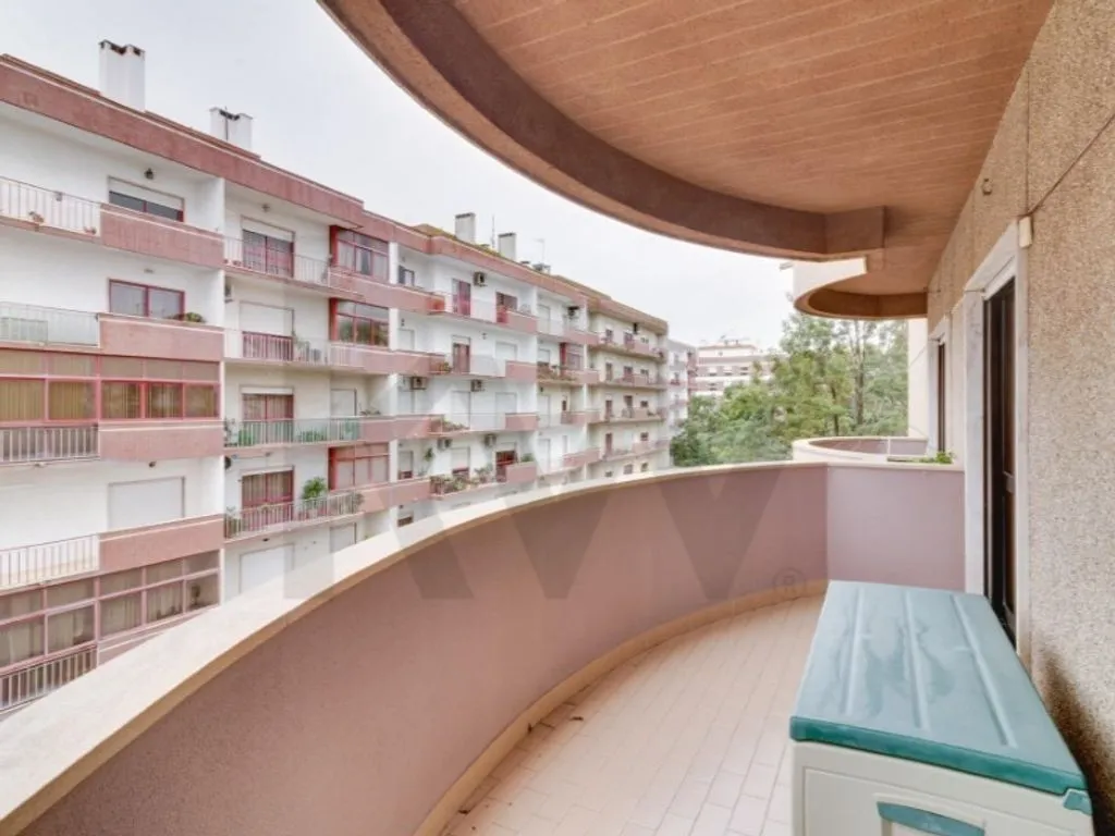 Rõdu - Luxury Apartment with Multiple Balconies in Alverca