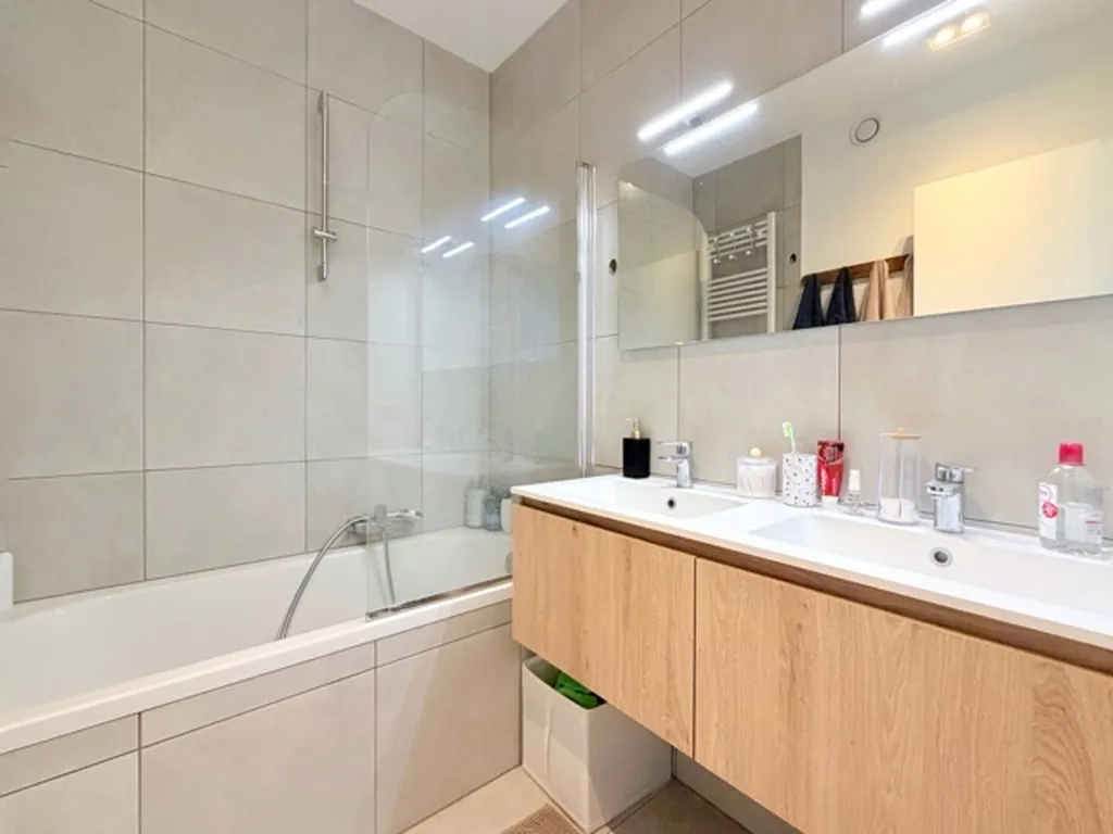 Vannitoad - Bright Apartment with Terrace in Jambes
