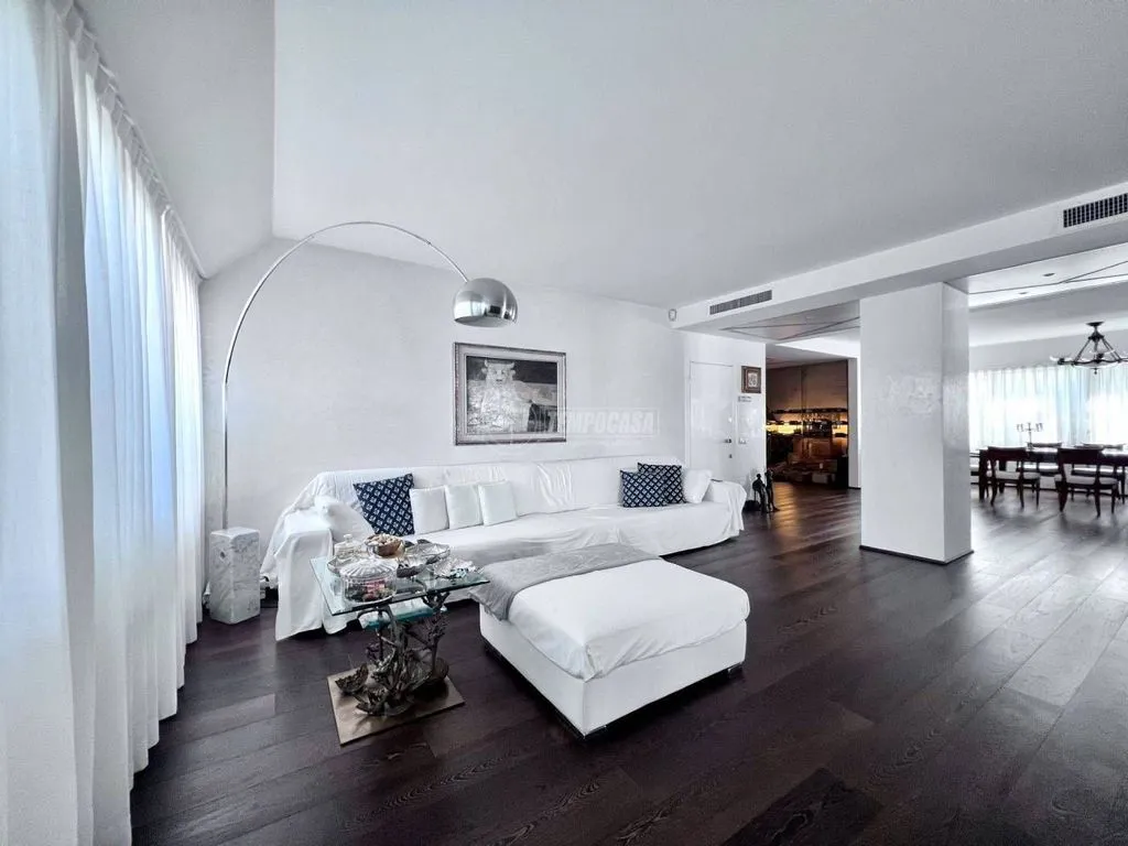 Elutuba - Penthouse with Pool in Basiglio, Milan