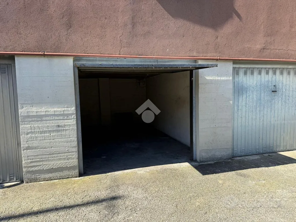 Garage - Spacious Apartment with Garage in Terno d’Isola