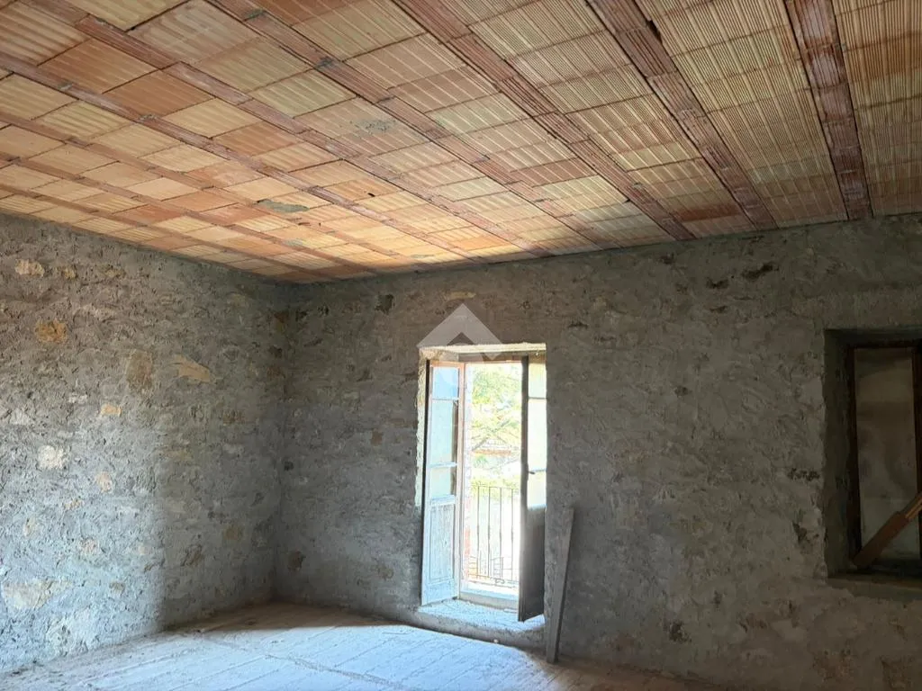 Stanze - Rustico indipendente con vista panoramica a Corniglio