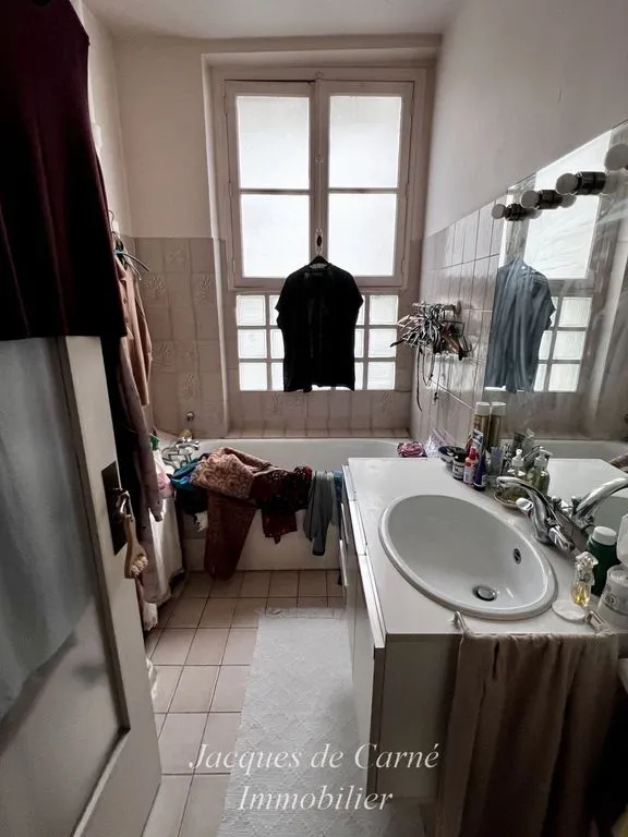 Vannitoad - 2-Room Apartment with Dual Aspect in 7th Arrondissement