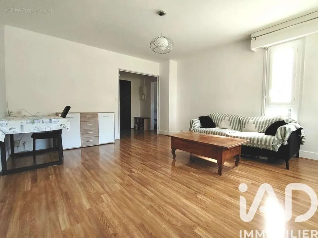 Elutuba - 3-Bed Apartment with Parking in Les Ulis