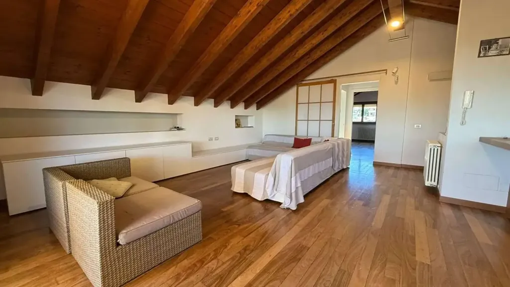 Pièces - Penthouse with Panoramic Terrace in Cantù