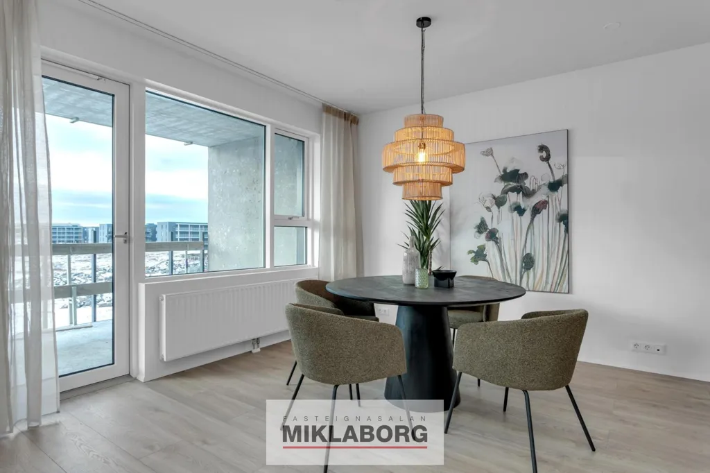 Sala da pranzo - Modern Apartment with Balcony in Hafnarfjörður