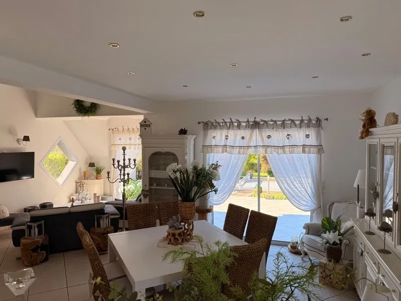 Salle à manger - Maison Traditionnelle avec Piscine à 16 km de Dieppe
