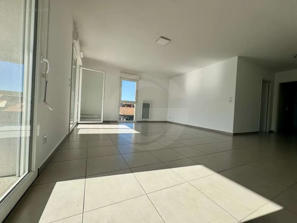 Séjour - Appartement T4 avec Terrasse et Vue Étang à Côté Bas Saint Clair