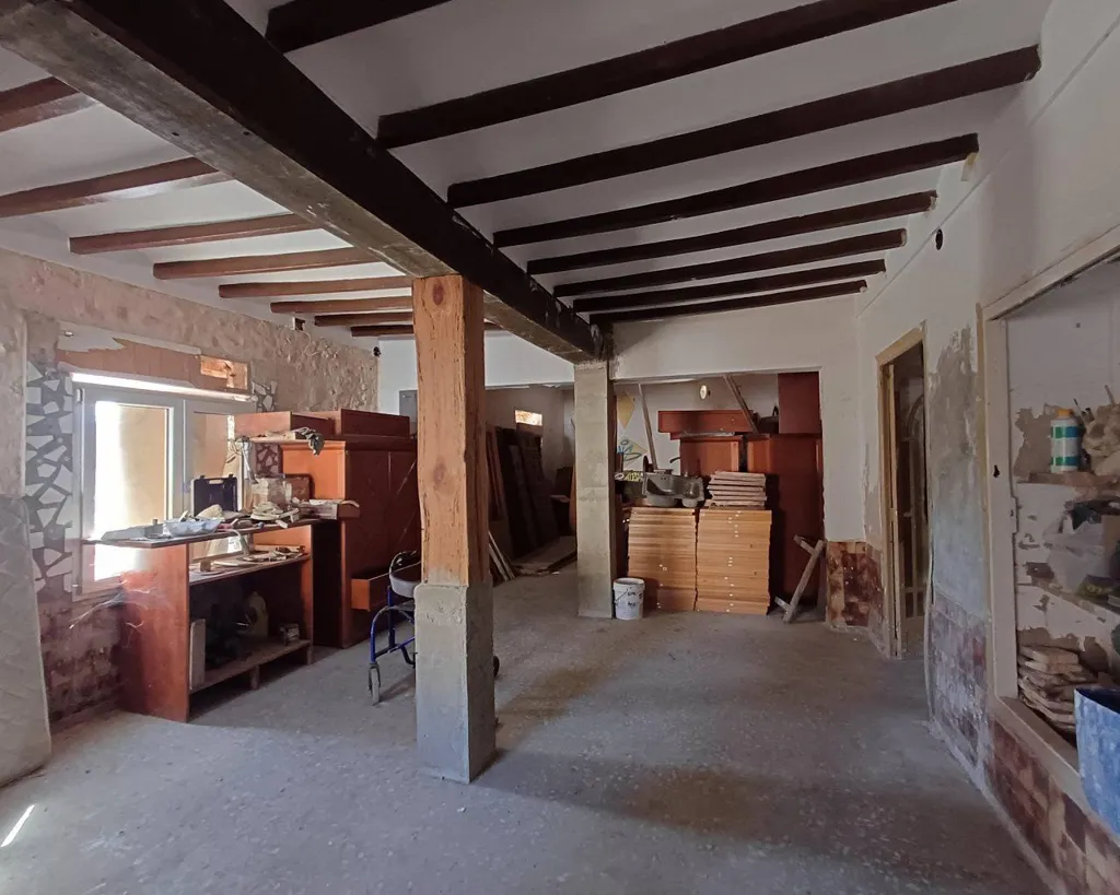 Pièces - Country Property with Hostel Potential in Oliva