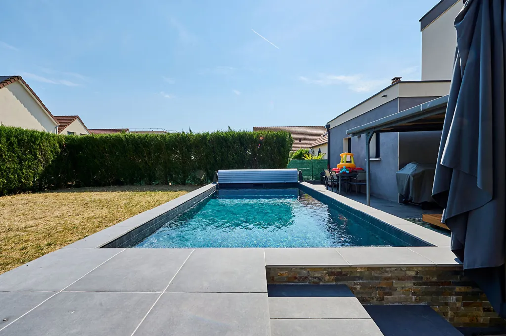 Piscina - Contemporary House with Pool near Dijon