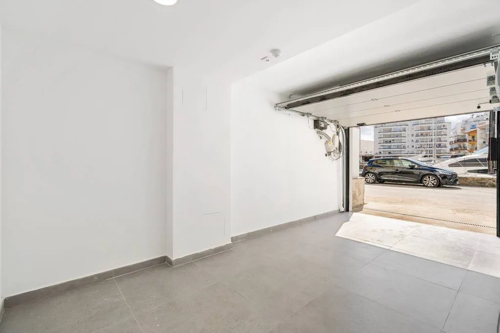 Garage - Luxury Apartment with Marina Access in Empuriabrava