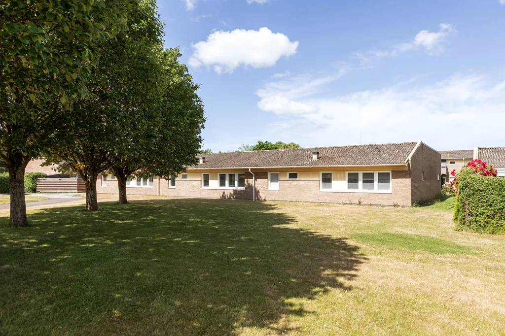 Aed - Terraced House with Garden in Sol-Lit Area