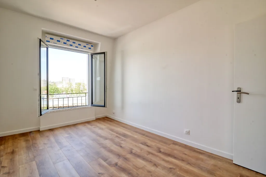 Rooms - Family Home with Balcony in Antony