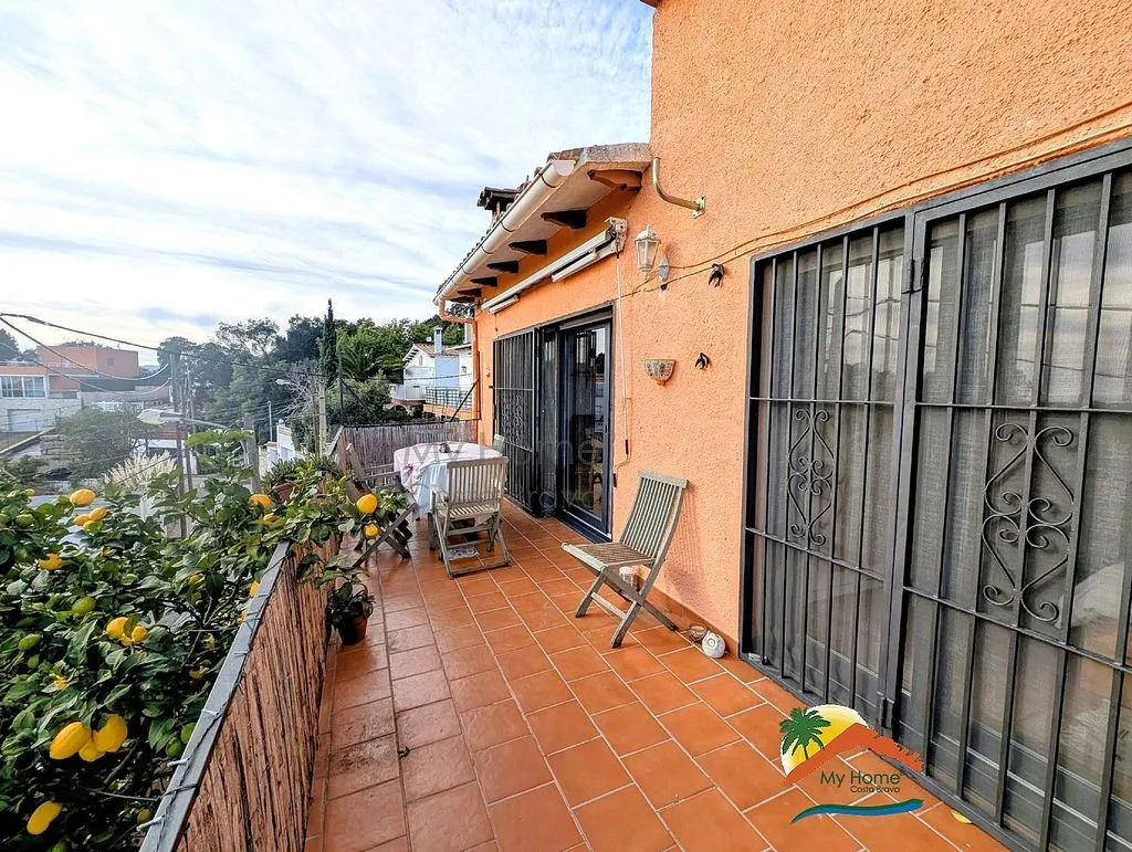 Terrasse - Chalet with Sea and Mountain Views in Lloret Blau