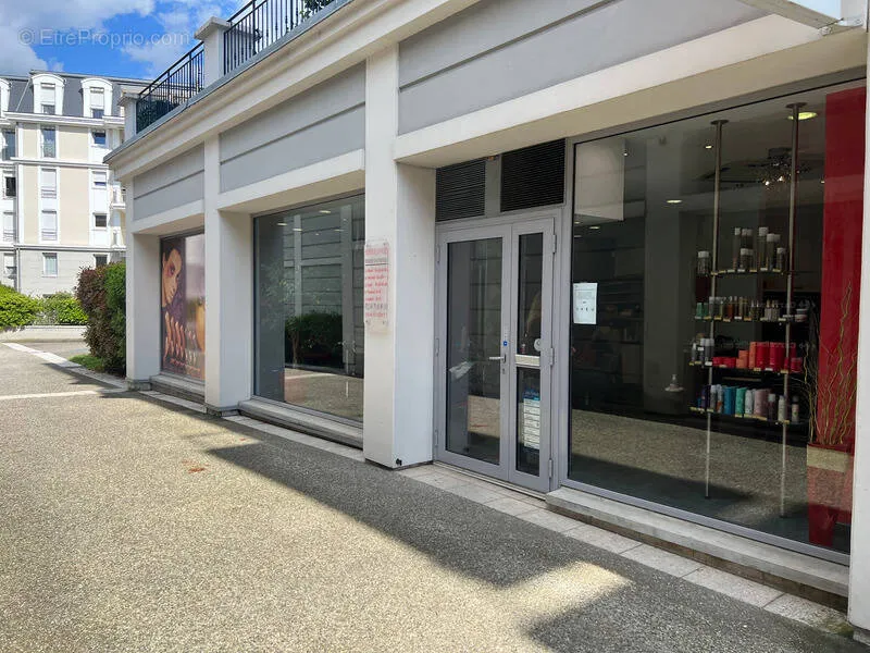 Extérieur - Local Commercial en Centre-ville à Aix-les-Bains