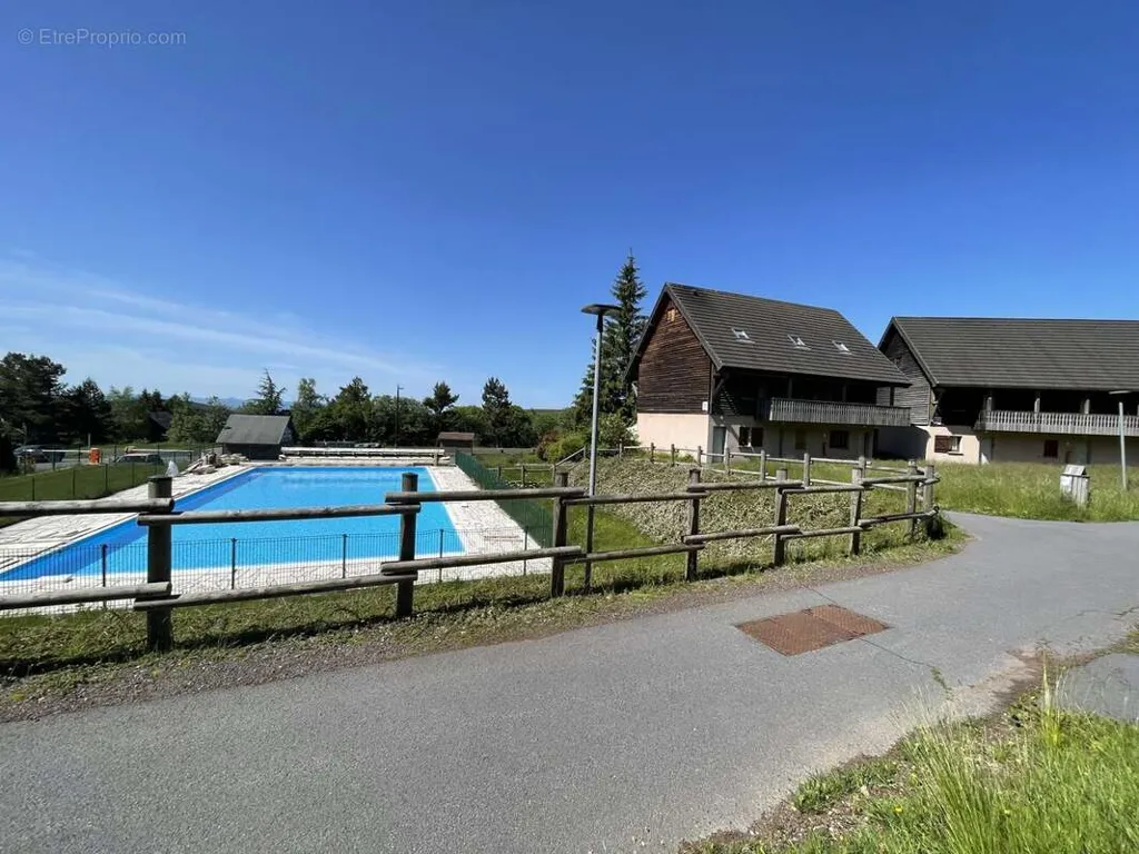Pool - Apartment with Balcony in Super Besse