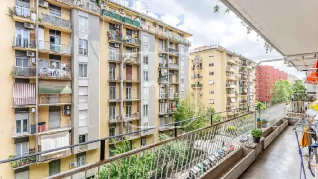 Rõdu - Apartment with Balcony in Cinecittà, Rome