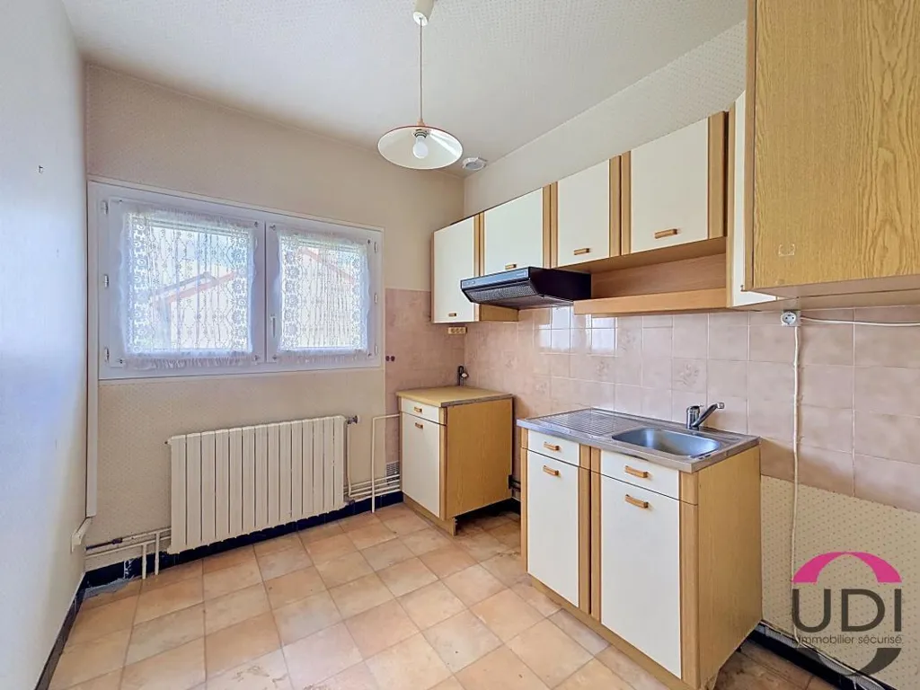 Köök - Charming 3-Bedroom House in Buffon, Montluçon