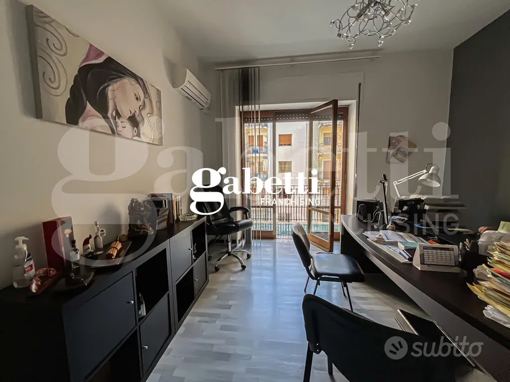 Bureau - Income-Generating Apartment in Central Pompeii