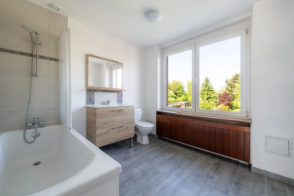 Salles de bain - Maison Familiale avec Terrasse à Roost-Warendin