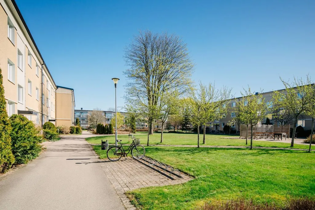 Garden - Spacious 1-Bedroom Flat with Balcony in Lidköping