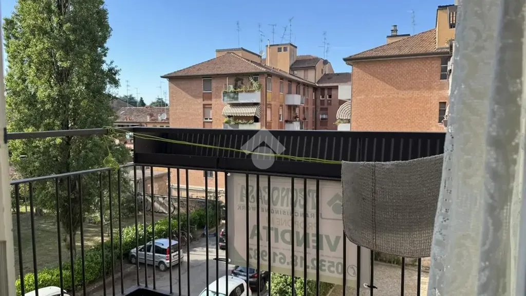 Rõdu - 4-Room Apartment with Balcony in Ferrara