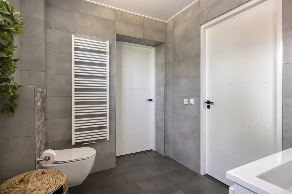 Salles de bain - Modernised House with Canal View in Bergentheim