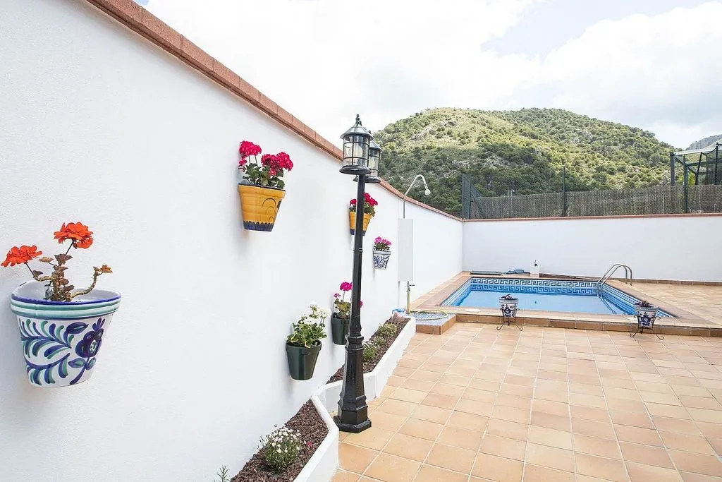 Bassein - Chalet with Pool and Terrace in Nívar