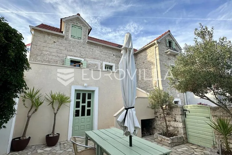 Giardino - Partially Renovated Stone House, Seafront in Prvić Luka