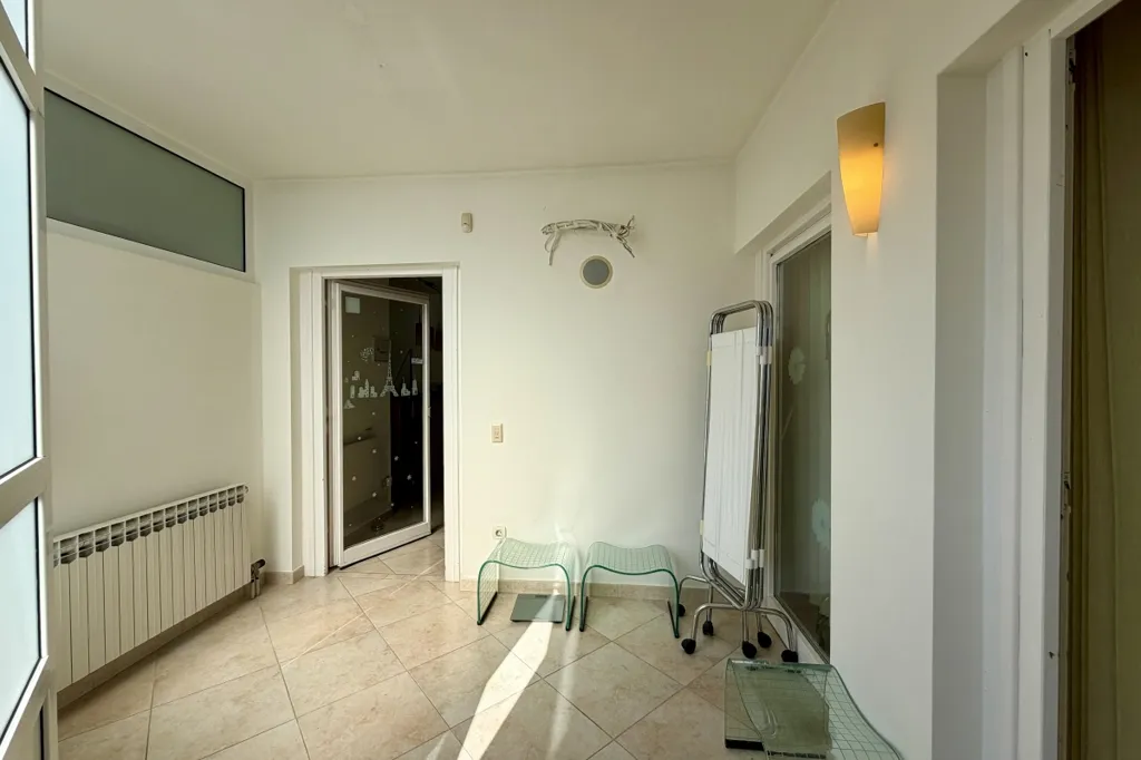 Entrée - Commercial Apartment with Glazed Hallway in Trstenik