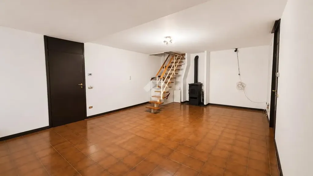 Pièces - Apartment with Three Entrances in Basiglio