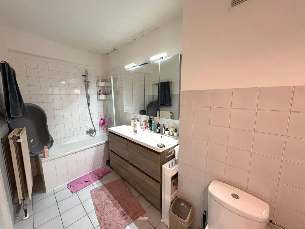 Salles de bain - Appartement Spacieux avec Balcon à Merksem