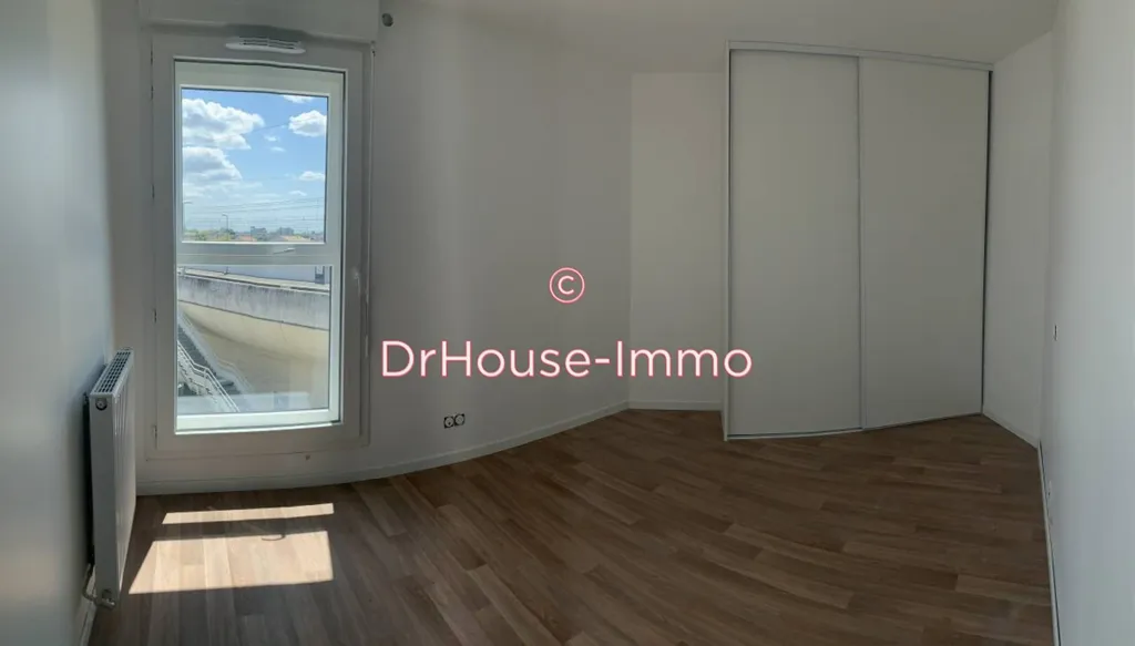 Toad - 2-Bedroom Apartment with Balcony in Cenon