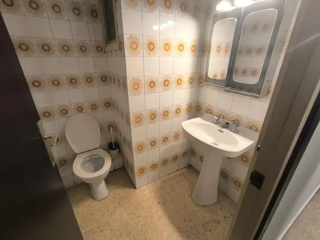 Bathrooms - Semi-Renovated Flat with Balcony in Via Sant Ignasi