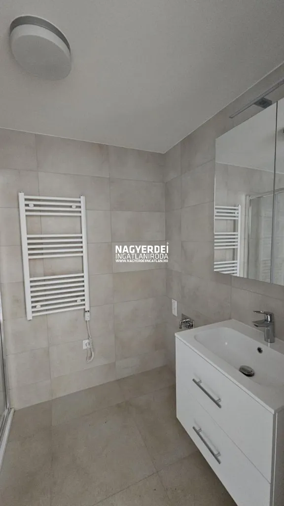 Bagni - Modern Panel Flat with Balcony in Debrecen