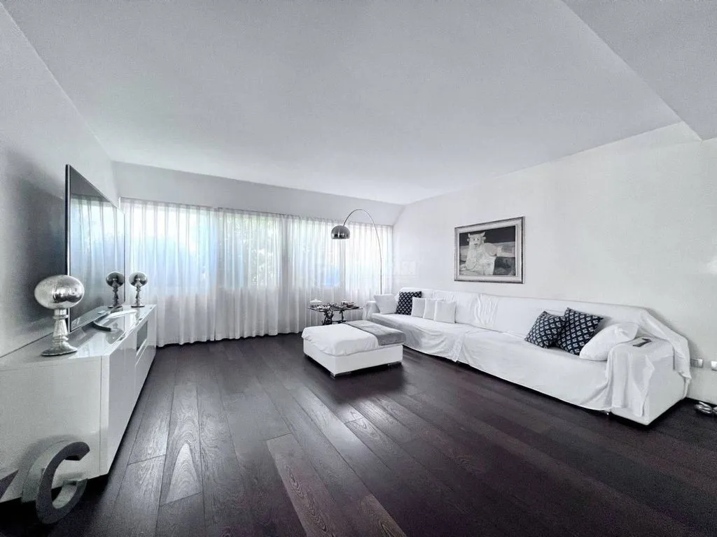 Elutuba - Penthouse with Pool in Basiglio, Milan