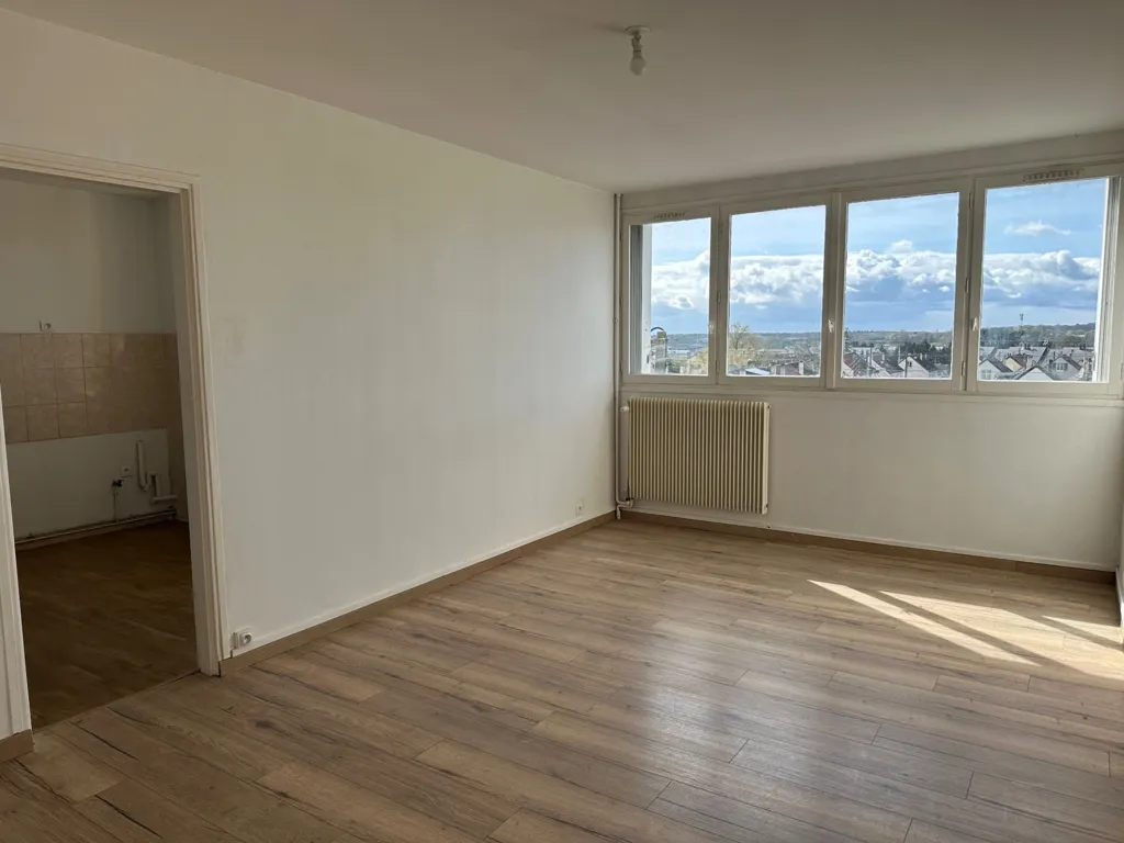 Rooms - 3-Bedroom Apartment with Panoramic View in Le Mans