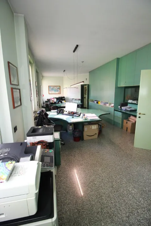 Kabinet - Office with Parking in Central Lainate