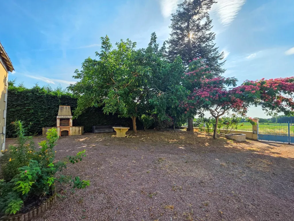 Aed - Longère with Garden in Vernantes