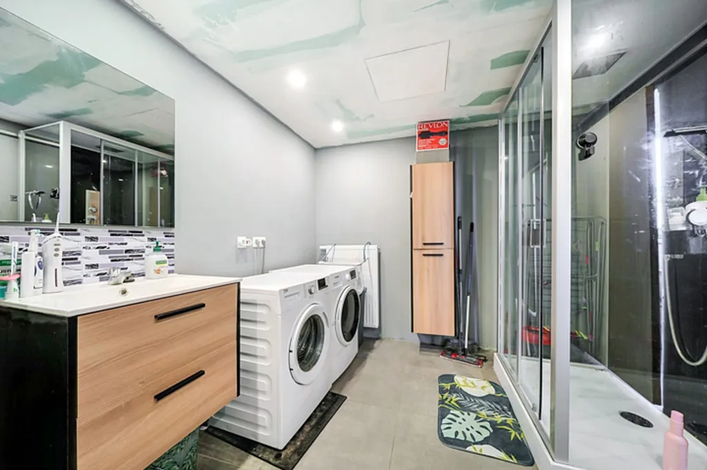 Salles de bain - Maison 3 Façades avec Jardin à Warnant-Dreye