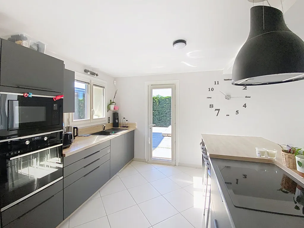 Cuisine - Villa Moderne avec Piscine à Genas