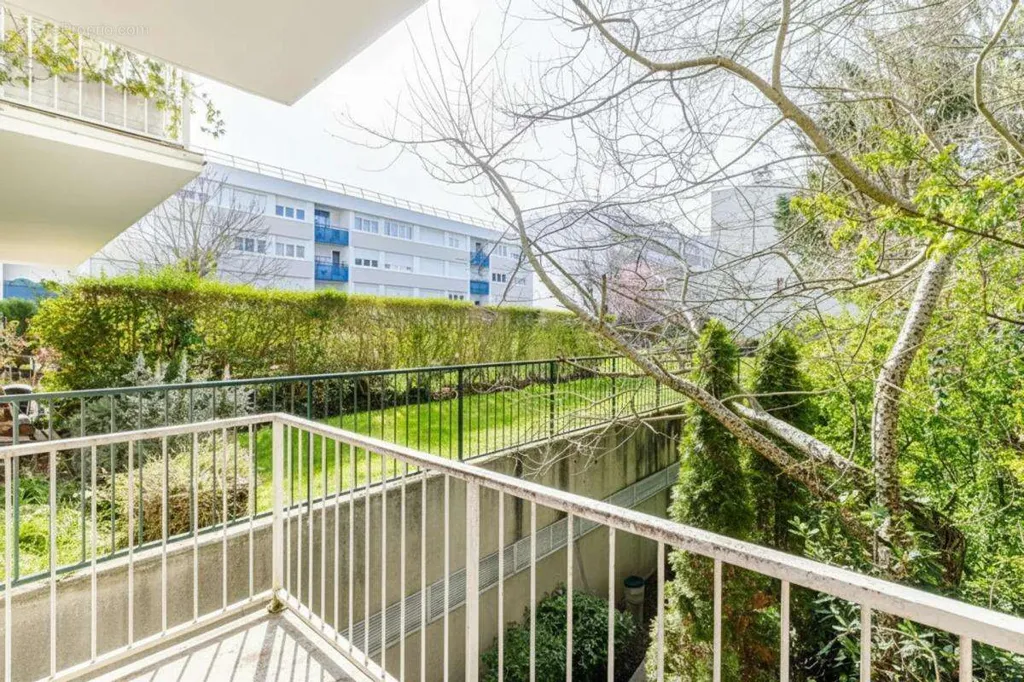 Rõdu - Bright 3-Bed Flat with Balcony in Garches