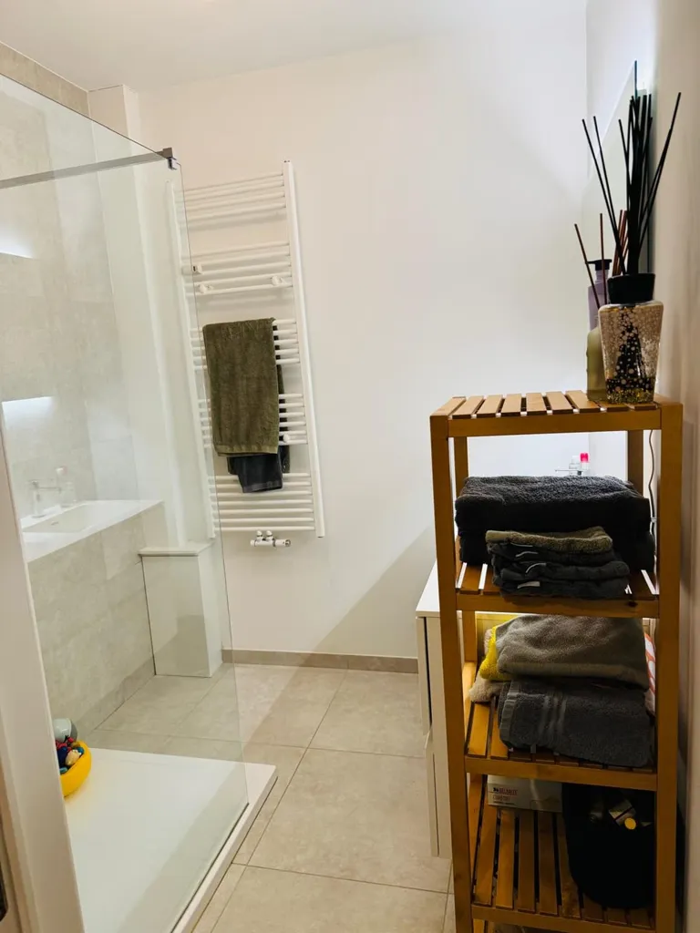 Salles de bain - Appartement Rénové avec Terrasse à Anvers