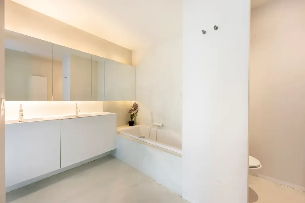 Bathrooms - Bright Apartment with River Views in Antwerp