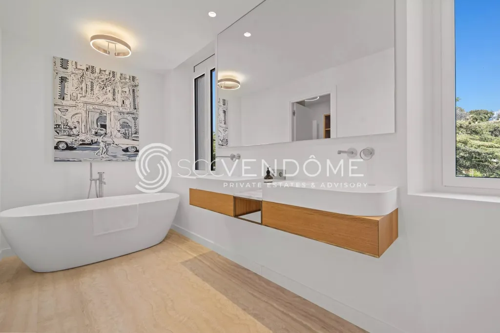 Vannitoad - Duplex with Panoramic Sea View in Cannes