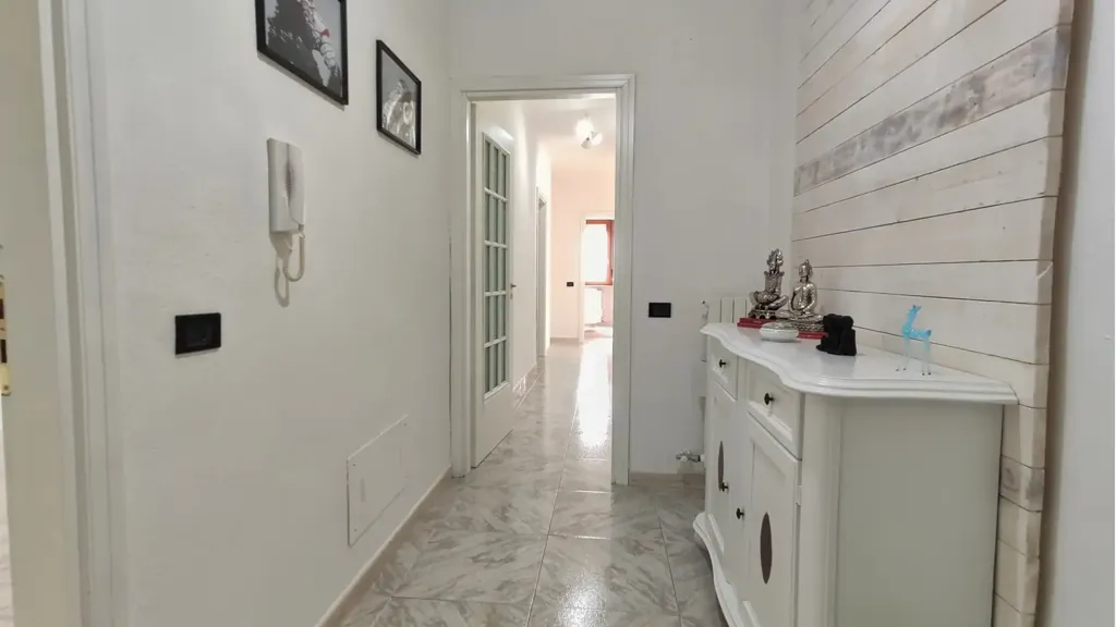Entrée - Rear-Facing Apartment with Solarium in Solofra